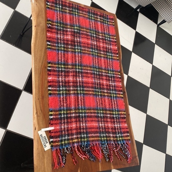 NWT URBAN OUTFITTERS OVERSIZED SUPER SOFT PLAID SCARF WITH FRINGE - Picture 2 of 4